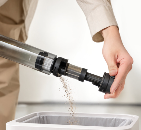 Xiaomi Mijia Portable Car Vacuum Cleaner removing dity